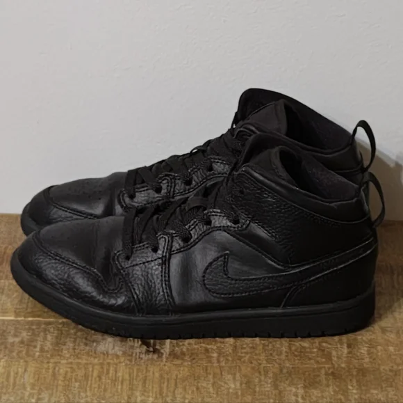 Jordan 1 Mid 'Triple Black Tumbled Leather' (PS) Kid's Size 3Y - Picture 1 of 7